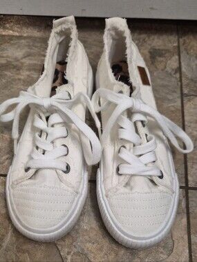 Women’s White Canvas Low-Top Lace-Up Sneakers